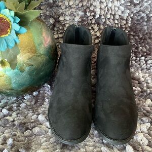 Journee collection ankle boots black color size 8 back zip blaxk 6m